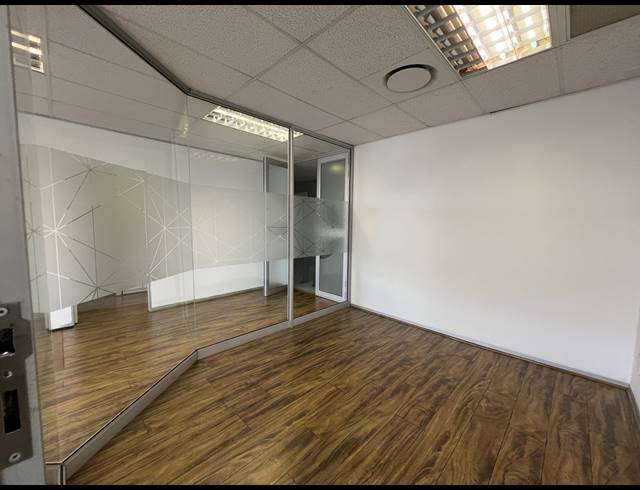 85M² OFFICE TO LET IN HYDE PARK
